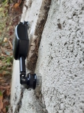 E1 digital crack monitor measuring a misalignment