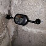 Electronic crackmeter E1 installation on a corner