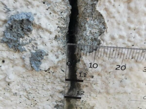 Crack width measurement with fissurometer