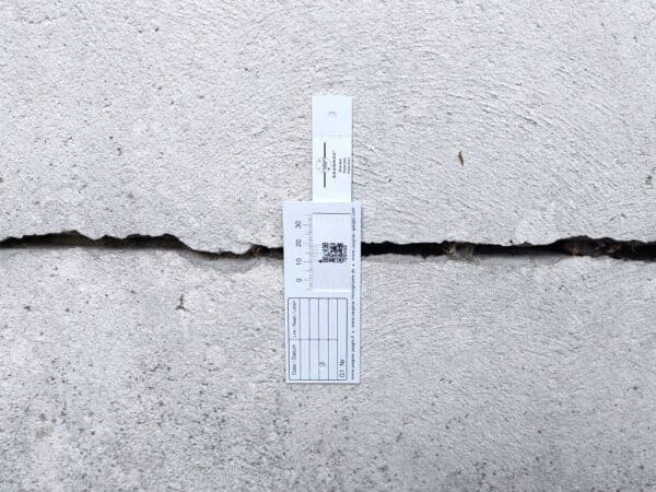 Horizontal crack monitoring with G1 gauge