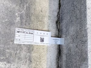 Monitoring a crack in a corner with a Saugnac G1 gauge