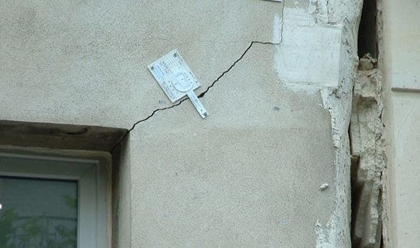 G6 gauge installed for monitoring oblique cracks