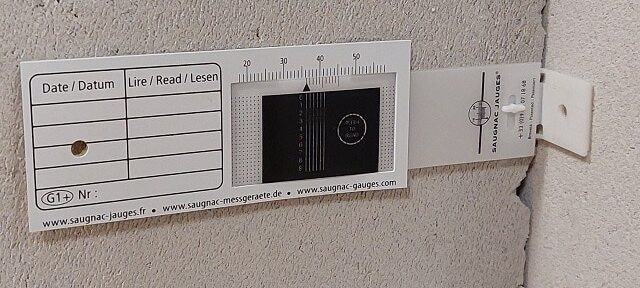 G1+ crack gauge installed at an angle