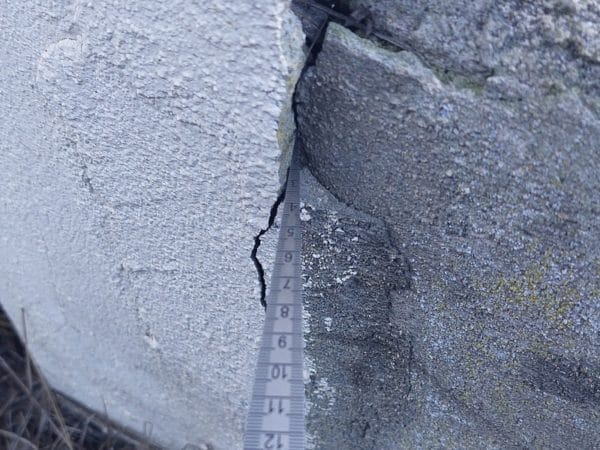 Angle crack monitoring with triangular gauge