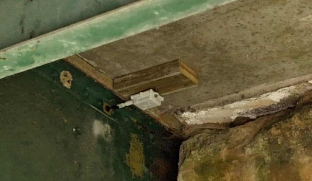 R1 bonded to a steel bridge girder and fixed on a shim on the deck slab