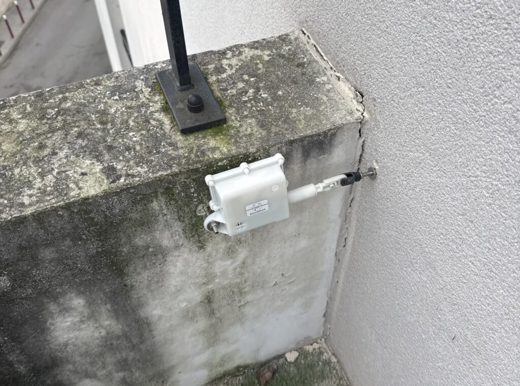 Remote monitoring of balcony tilt with the R1 crack monitor