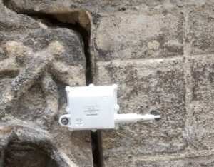 R1 wireless crackmeter monitoring a crack on a historic monument