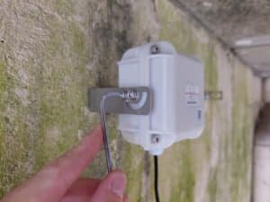 Mounting the R10 - connected hygrometer and thermometer