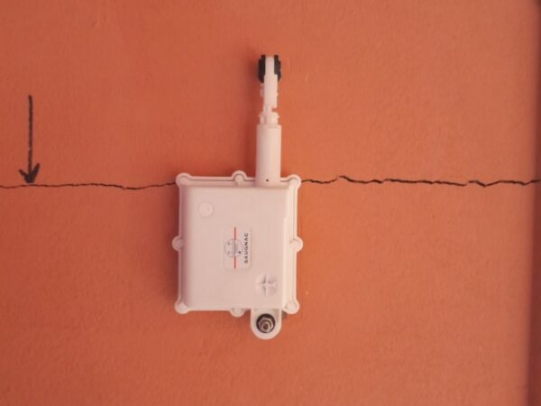 Smart remote crackmeter