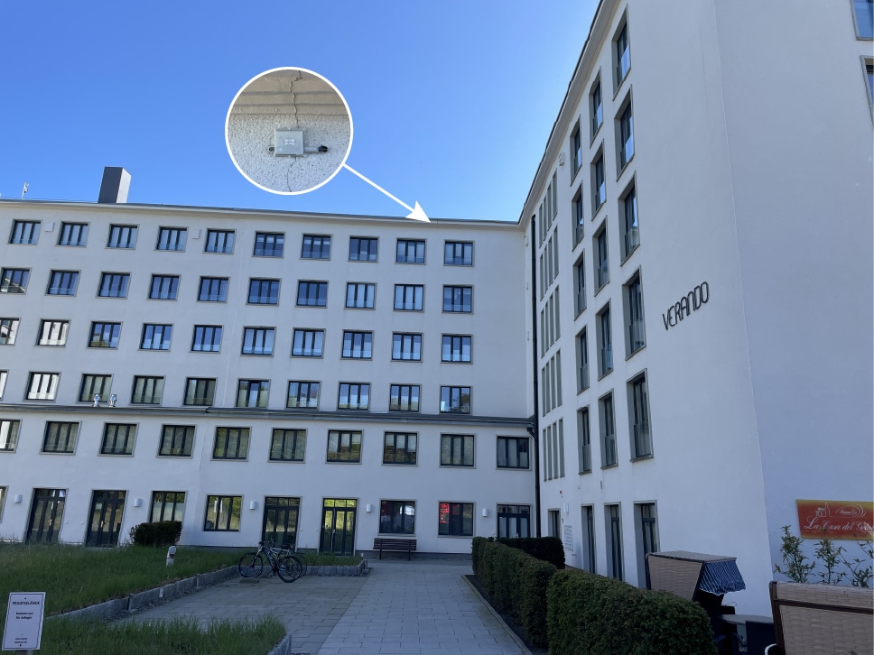 R1 crack monitor on an inaccessible facade