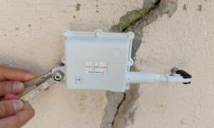 Mounting the remote crackmeter
