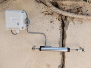 Large-range connected crack monitor with cabled external sensor (100 mm)