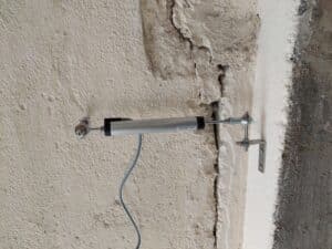 Large-range connected crack monitor with cabled external sensor (100 mm)