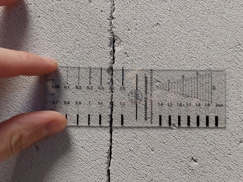 using saugnac crack ruler to measure a crack
