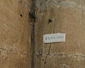 Exemple témoin de plâtre pour suivi de fissure